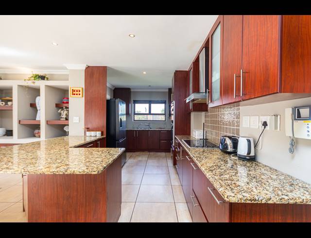6 BEDROOM FREEHOLD TO LET IN WEST BEACH
